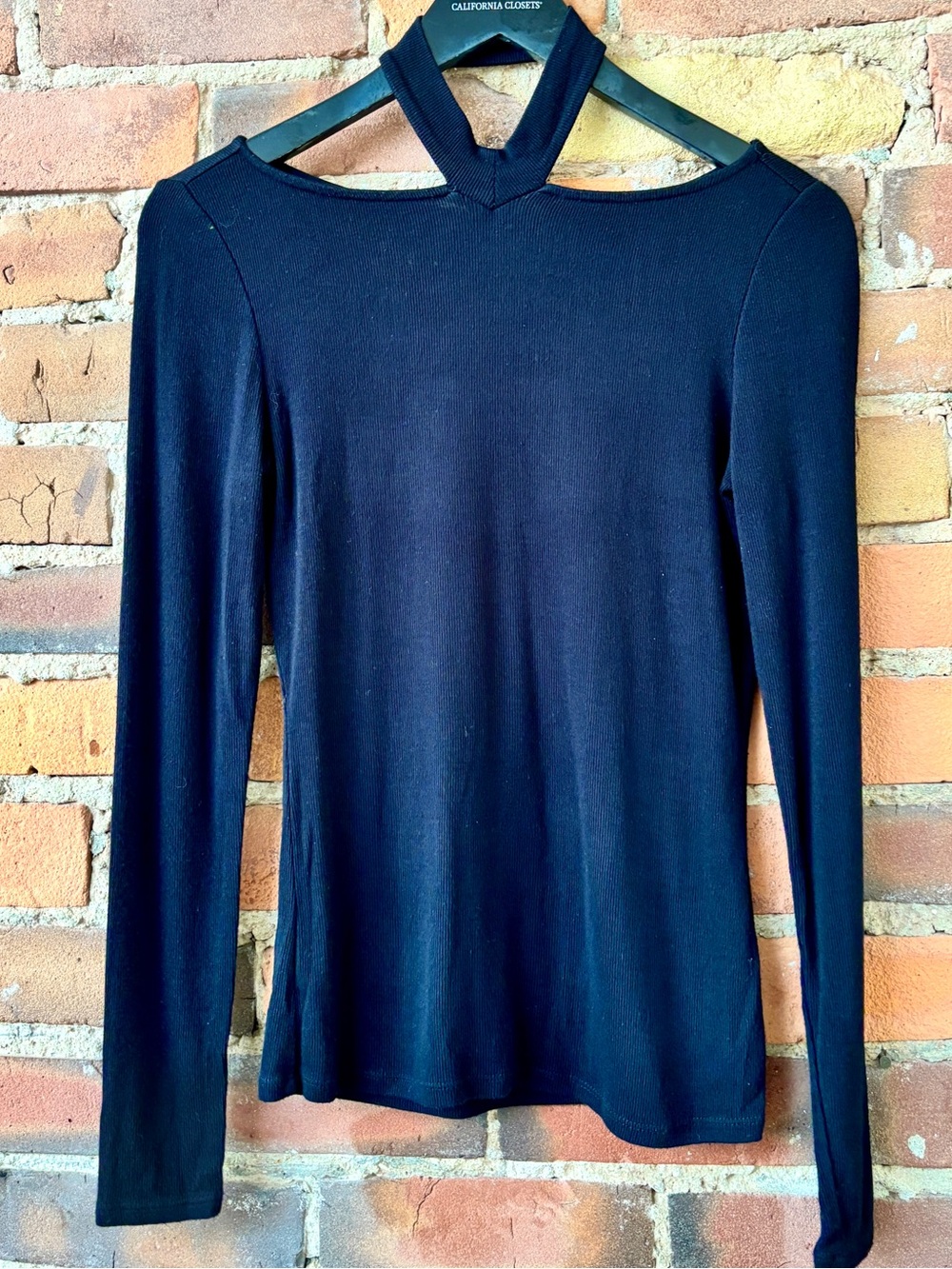 Women’s Guess Black Ribbed Long‑Sleeve Top with Keyhole Cutout. Size XS